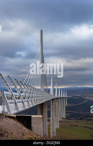 Das Viadukt von Millau ist eine Autobahnbrücke, die überspannt das Fluss Tarn-Tal in der Nähe von Millau in Frankreich Stockfoto