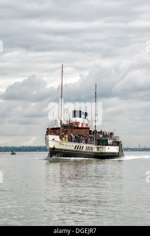 Die letzten Meer gehen Raddampfer der Welt. PS Waverley macht ihren Weg nach unten den Fluss Themse in London Stockfoto