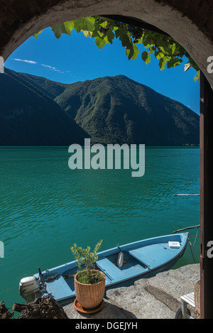 Festgemachten Boot im Dorf Gandria am Ufer des Lago di Lugano. Tessin. Schweiz Stockfoto