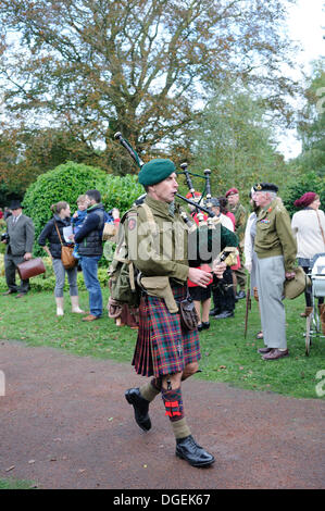 Fiel, Notts, UK. 20. Oktober 2013. Ein Wochenende am Papplwick Pumpstation, Krieg erneut Besuchszeit Britain.Vintage und klassische Fahrzeuge, Re-Enactments Birtish, USA, Polnisch bewaffnet machten. Auch Inattendance sind die King George v1, Chuchill & Montgomery. Bildnachweis: Ian Francis/Alamy Live-Nachrichten Stockfoto