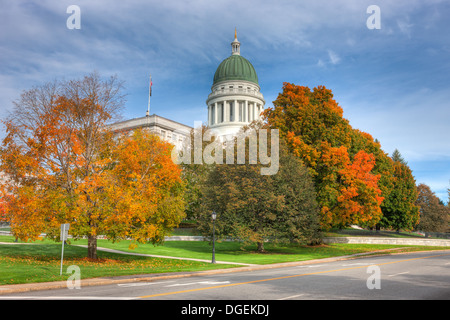 Die Maine State House, akzentuiert durch die wechselnden Blätter der Herbstfarben in Augusta, Maine. Stockfoto