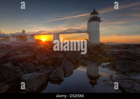 Marshall Point Lighthouse und ihre Reflexion in ein Gezeitenbecken bei Sonnenaufgang in Port Clyde, Maine. Stockfoto