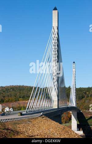Die neue Penobscot-Narrows-Brücke überspannt die Penobscot River von Verona Insel Aussicht, Maine. Stockfoto