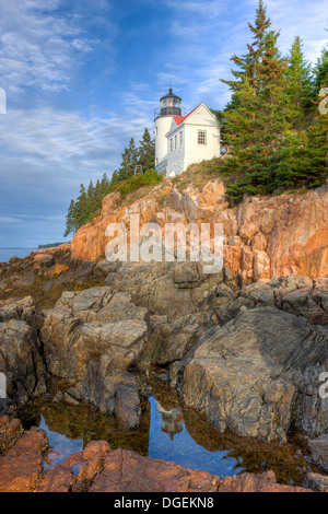 Der Bass Harbor Head Lighthouse spiegelt sich in einem Gezeitenbecken am Eingang zu Bass Harbor und Blue Hill Bay in Tremont, Maine, im Acadia National Park. Stockfoto