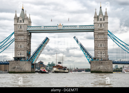 Die letzten Meer gehen Raddampfer der Welt. PS Waverley kommt in den Pool of London Tower Bridge auf der Durchreise Stockfoto