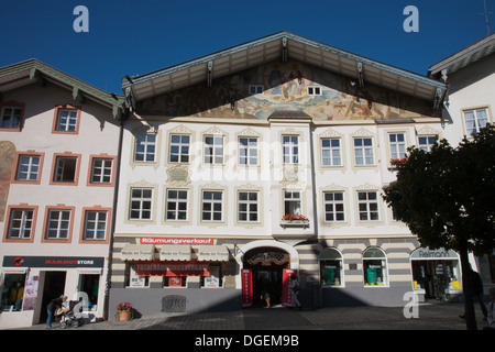 Gepflasterten stoned Marktstrasse flankiert von statuarischen Stadthäuser in Bad Tölz. Eine hübsche Spar-Stadt beiderseits der Isar Fluss Bayern Stockfoto