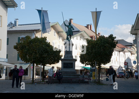 Gepflasterten stoned Marktstrasse flankiert von statuarischen Stadthäuser in Bad Tölz. Eine hübsche Spar-Stadt beiderseits der Isar Fluss Bayern Stockfoto