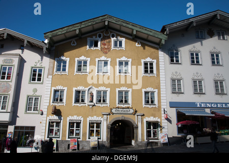 Gepflasterten stoned Marktstrasse flankiert von statuarischen Stadthäuser in Bad Tölz. Eine hübsche Spar-Stadt beiderseits der Isar Fluss Bayern Stockfoto