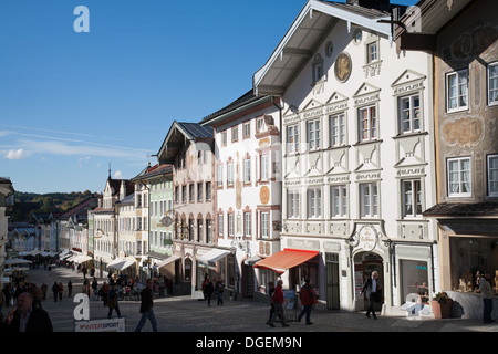 Gepflasterten stoned Marktstrasse flankiert von statuarischen Stadthäuser in Bad Tölz. Eine hübsche Spar-Stadt beiderseits der Isar Fluss Bayern Stockfoto