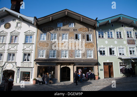 Gepflasterten stoned Marktstrasse flankiert von statuarischen Stadthäuser in Bad Tölz. Eine hübsche Spar-Stadt beiderseits der Isar Fluss Bayern Stockfoto