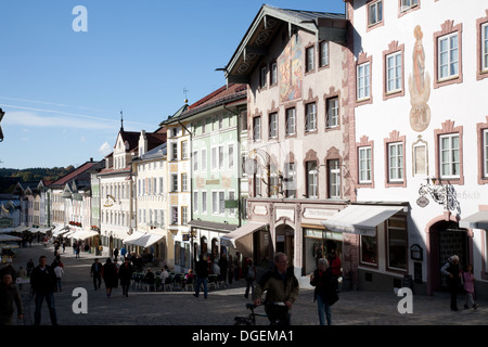 Gepflasterten stoned Marktstrasse flankiert von statuarischen Stadthäuser in Bad Tölz. Eine hübsche Spar-Stadt beiderseits der Isar Fluss Bayern Stockfoto