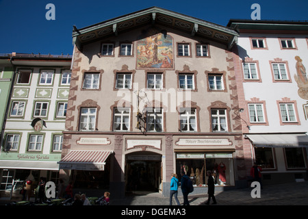 Gepflasterten stoned Marktstrasse flankiert von statuarischen Stadthäuser in Bad Tölz. Eine hübsche Spar-Stadt beiderseits der Isar Fluss Bayern Stockfoto