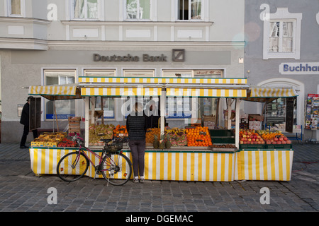 Gepflasterten stoned Marktstrasse flankiert von statuarischen Stadthäuser in Bad Tölz. Eine hübsche Spar-Stadt beiderseits der Isar Fluss Bayern Stockfoto