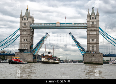 Die letzten Meer gehen Raddampfer der Welt. PS Waverley kommt in den Pool of London Tower Bridge auf der Durchreise Stockfoto