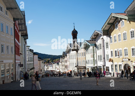 Gepflasterten stoned Marktstrasse flankiert von statuarischen Stadthäuser in Bad Tölz. Eine hübsche Spar-Stadt beiderseits der Isar Fluss Bayern Stockfoto