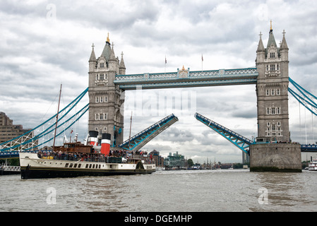 Die letzten Meer gehen Raddampfer der Welt. PS Waverley kommt in den Pool of London Tower Bridge auf der Durchreise Stockfoto