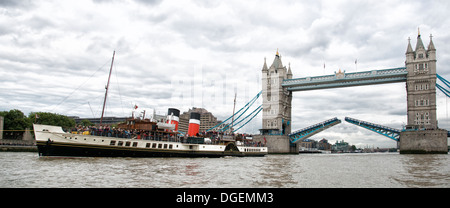 Die letzten Meer gehen Raddampfer der Welt. PS Waverley kommt in den Pool of London Tower Bridge auf der Durchreise Stockfoto