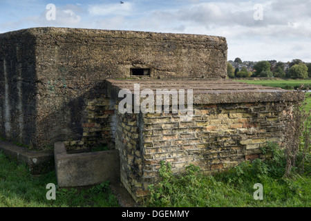 Verfallende Erbe: der verfallenden Ziegel Vorderseite eines ersten oder zweiten Weltkrieg Pillenbox, durch den Fluss Stour in Sudbury, England. Stockfoto