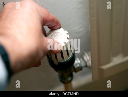 Einstellen von thermostatischen Heizkörperventil, London Stockfoto