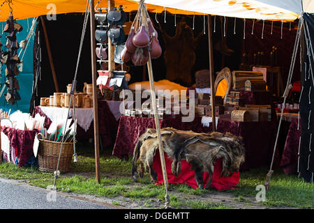 Newark, Großbritannien. 20. Oktober 2013. Stall zu verkaufen Wildschwein Skins zum Robin Hood Spiel und Land zeigen. Bildnachweis: Penny Fillingham/Alamy Live-Nachrichten Stockfoto