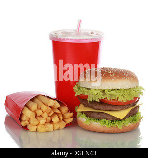 Doppelte Cheeseburger essen mit Pommes und eine Cola trinken, isoliert auf weiss Stockfoto
