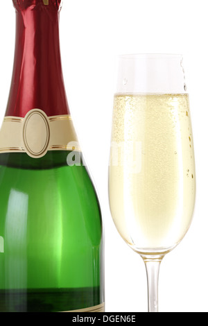 Sekt in ein Glas und eine Flasche auf einem weißen Hintergrund isoliert Stockfoto