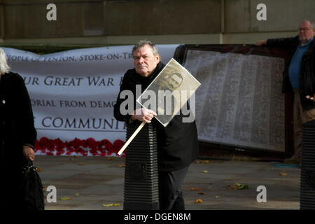 London UK. 20. Oktober 2013. Eine kleine Gruppe von Demonstranten versammeln sich am Ehrenmal zum protest gegen die Entfernung der einzigartigen gefliesten ersten Weltkrieg Gedenkstätte enthält die Namen von 498 Männer aus Stoke-on-Trent, die im ersten Weltkrieg starben. Das Denkmal, das derzeit im ehemaligen Rathaus jetzt Magistrate untergebracht ist wird vom Abriss nach Wesen, zum Verkauf angeboten von den Besitzern des Justizministeriums für GBP 500.000 bedroht. Bildnachweis: Amer Ghazzal/Alamy Live-Nachrichten Stockfoto