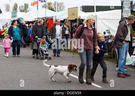 Newark, Großbritannien. 20. Oktober 2013. Käufer bei Robin Hood Spiel und Land zeigen. Bildnachweis: Penny Fillingham/Alamy Live-Nachrichten Stockfoto