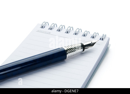 Stift auf Notebook, isoliert auf weißem Hintergrund. Stockfoto