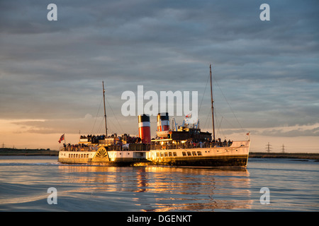 Die letzten Meer gehen Raddampfer der Welt. PS Waverley macht ihren Weg flussabwärts auf der Themse in London Stockfoto