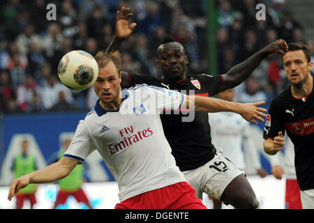 Hamburg, Deutschland. 20. Oktober 2013. Hamburgs Maximilian Beister (L) wetteifert um den Ball mit der Stuttgarter Arthur Boka (C) neben Stuttgarts Christian Gentner in der deutschen Bundesliga-Fußballspiel zwischen dem Hamburger SV und VfB Stuttgart in der Imtech Arena in Hamburg, Deutschland, 20. Oktober 2013. Foto: ANGELIKA WARMUTH (Achtung: aufgrund der Akkreditierungsrichtlinien die DFL nur erlaubt die Veröffentlichung und Nutzung von bis zu 15 Bilder pro Spiel im Internet und in Online-Medien während des Spiels.) / Dpa/Alamy Live News Stockfoto