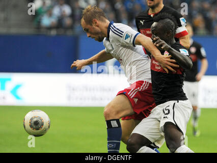 Hamburg, Deutschland. 20. Oktober 2013. Hamburgs Maximilian Beister (L) wetteifert um den Ball mit der Stuttgarter Arthur Boka (R) neben Stuttgarts Christian Gentner in der deutschen Bundesliga-Fußballspiel zwischen dem Hamburger SV und VfB Stuttgart in der Imtech Arena in Hamburg, Deutschland, 20. Oktober 2013. Foto: ANGELIKA WARMUTH (Achtung: aufgrund der Akkreditierungsrichtlinien die DFL nur erlaubt die Veröffentlichung und Nutzung von bis zu 15 Bilder pro Spiel im Internet und in Online-Medien während des Spiels.) / Dpa/Alamy Live News Stockfoto