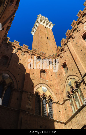 Piazza del Campo ist der größte Platz von Siena mit Blick auf den Palazzo Pubblico und den Torre del Mangia. Stockfoto