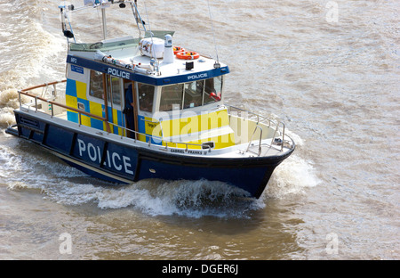 Metropolitan Police Patrol Start mit hoher Geschwindigkeit auf Fluß Themse London England Europa Stockfoto