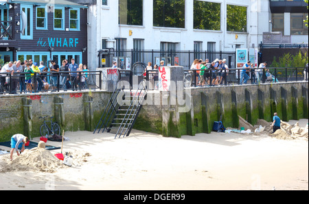 Zwei Sand-Künstler arbeitet an Skulpturen Southbank London England Europa Stockfoto