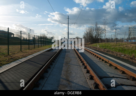 Ab Straßenabschnitt der Metrolink-Straßenbahn-Strecke in der Nähe der Etihad Campus, Eastlands, Manchester, England, UK Stockfoto