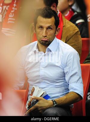 München, Deutschland. 20. Oktober 2013. Ehemaliger Spieler der deutschen Fußball-Club Bayern München Hasan Salihamidzic besucht die deutsche Bundesliga-Basketball-Spiel zwischen FC Bayern München und Frankfurt Skyliners im Audi Dome in München, Deutschland, 20. Oktober 2013. Foto: LUKAS BARTH/Dpa/Alamy Live News Stockfoto