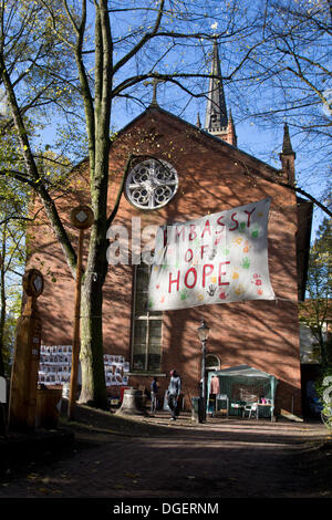 Hamburg, Deutschland. 18. Oktober 2013. Ein Banner liest "Embassy of Hope" vor der St. Pauli Kirche in Hamburg, Deutschland, 18. Oktober 2013. Die Kirche ist seit Juni 2013 rund 80 Lampedusa Flüchtlinge. Foto: Christian Charisius/Dpa/Alamy Live News Stockfoto