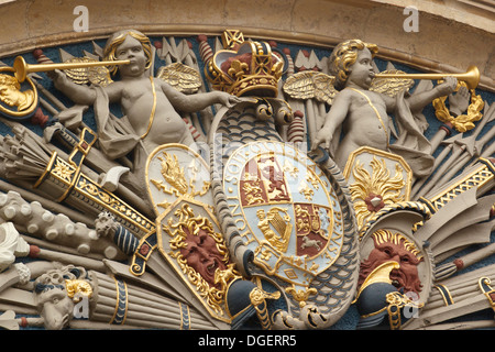 Königliche Wappen mit Flötenspiel Putten von Thomas White am Giebel des Worcester Guildhall Worcestershire England Europa Stockfoto