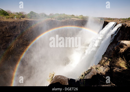 Victoria Falls Rainbow Africa, mit doppeltem Regenbogen über dem Wasserfall von der sambischen Seite auf die Simbabwe Seite, Afrika reisen Stockfoto