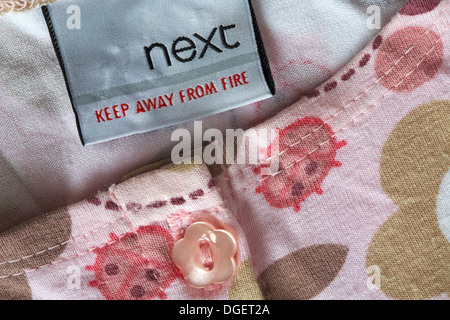 Als nächstes Feuer Etikett in der Kleidung fernhalten Stockfoto