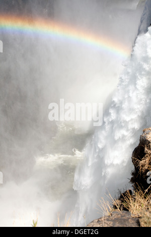 Victoria Falls Regenbogen, Hauptkatarakt und Regenbogen, der auf den Boden der Wasserfälle von Livingstone Island, Sambia Side, Afrika blickt Stockfoto