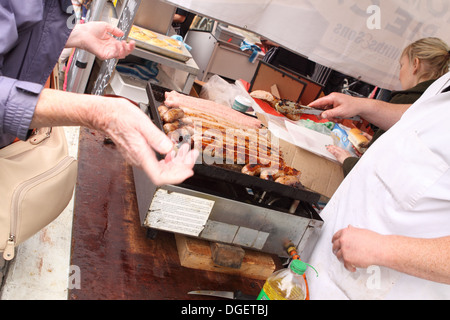 Würste zum Verkauf an einen Händler Markt stall in England UK Stockfoto