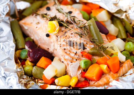 Lachsfilet mit Gemüse und Thymian Stockfoto
