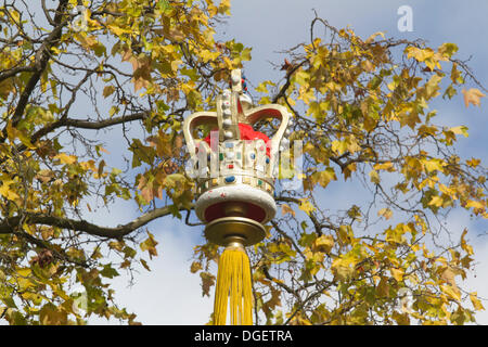 20. Oktober 2013. London UK. Eine Krönung Krone mit Herbst Blätter auf The Mall Kredit: Amer Ghazzal/Alamy Live-Nachrichten Stockfoto