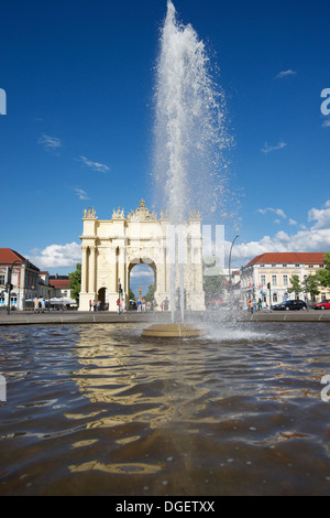 Brunnen und dem Brandenburger Tor, Potsdam, Deutschland Stockfoto