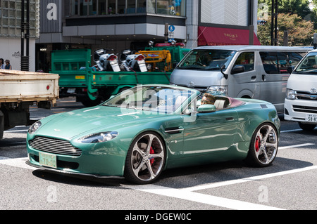 Ein Aston Martin hält an einer Ampel in gehobenen Bezirk Ginza in Tokio, Japan. Stockfoto