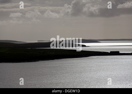 Inseln von Orkney, Schottland. Silhouette Aussicht über die Orkney-Inseln von Lamb Holm und Burray, South Ronaldsay und Flotta Stockfoto