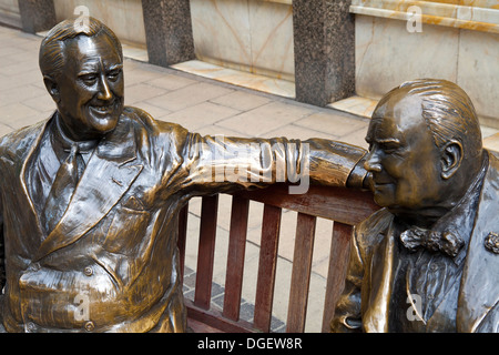 Statuen von Verbündeten Roosevelt und Winston Churchill im Londoner Stadtteil Mayfair miteinander zu "reden". Stockfoto