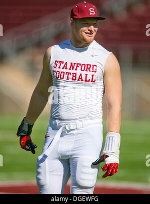 Palo Alto, CA. 19. Oktober 2013. Stanford Cardinal Linebacker, die Trent Murphy (93) vor dem NCAA Football-Spiel zwischen der Stanford Cardinal und die UCLA Bruins im Stanford Stadium in Palo Alto wärmt, CA. Stanford besiegte UCLA 24-10. Damon Tarver/Cal Sport Media/Alamy Live-Nachrichten Stockfoto